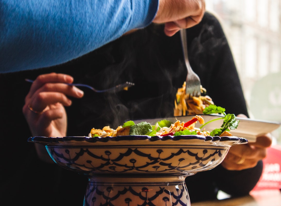 Quinoa salade met groenten en kikkererwten